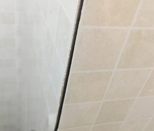 日喀则瓷砖空鼓维修公司分享阳台瓷砖脱落的修复过程可以分为以下几个步骤